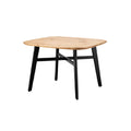 Eikenhouten tafel met zwart metaal onderstel - Modern ontwerp en duurzame constructie.