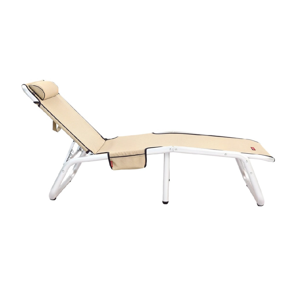 "Verstelbaar Ligbed met Beige Kussens en Wit Frame"