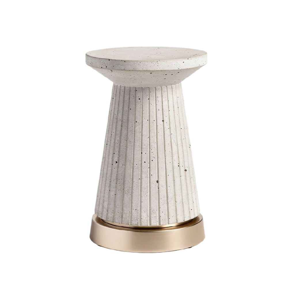 **Modern Beige Betonnen Bijzettafel met Gouden Basis**